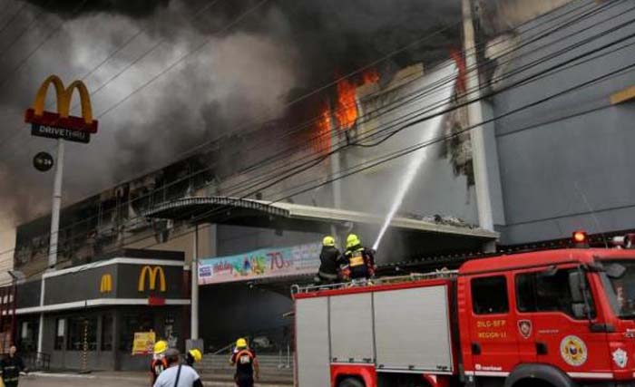 Mall terbakar di kota Davao hari Sabtu 23 Desember lalu, menewaskan 37 orang di dalamnya. (foto: bbc.com)