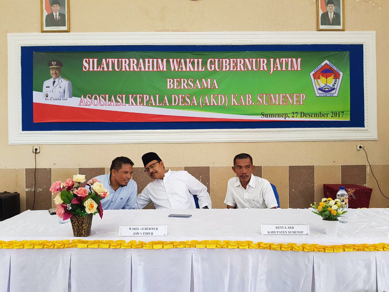 Wagub Jatim Saifullah Yusuf (tengah) berbincang dengan perwakilan Asosiasi Kepala Desa se Sumenep, Rabu (27/12). (Foto : ngopibareng.id)