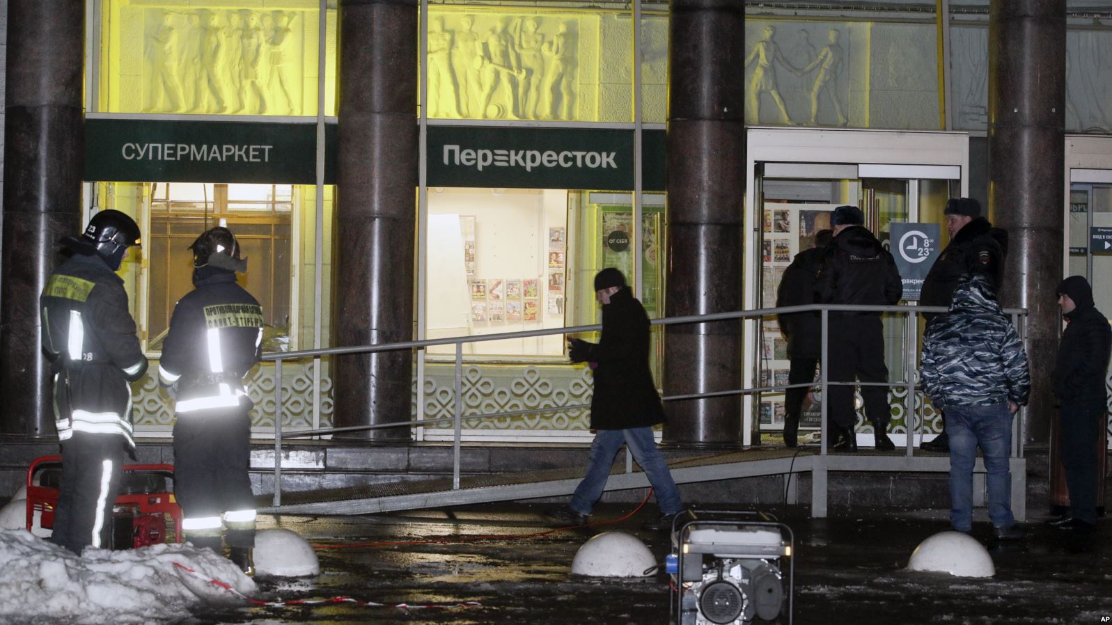 Polisi mengamankan lokasi ledakan di pintu masuk supermarket, setelah ledakan bom rakitan di St. Petersburg, Rusia, Rabu 27 Desember 2017 (Foto: Google)