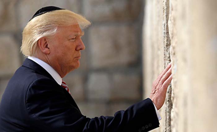 Donald Trump menjadi presiden AS pertama yang mengunjungi Tembok Barat saat dia melakukan perjalanan ke Yerusalem pada bulan Mei lalu. Kini Namanya akan dijadikan nama stasiun kereta api.(foto: independent)