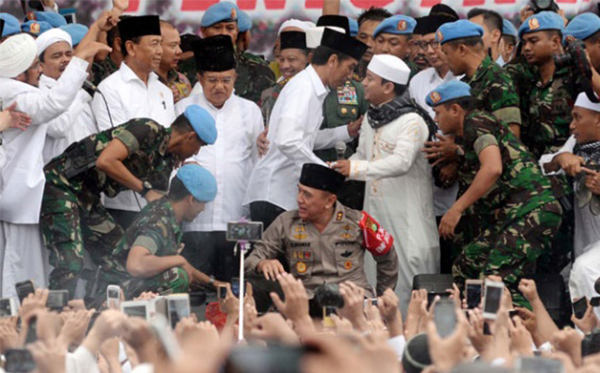Presiden Jokowi saat menghadiri demo 212. (Foto: Tempo.co) 