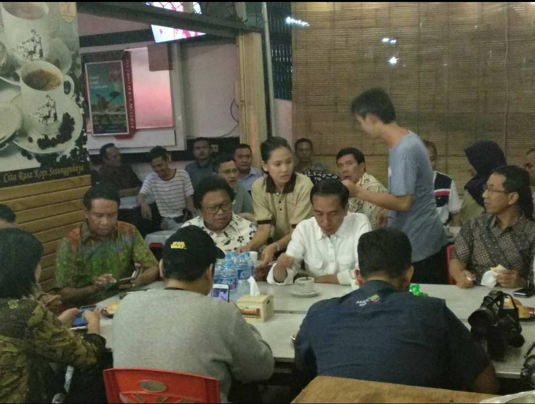 Presiden Joko Widodo menghabiskan Kamis malam dengan menyeruput kopi di "Aming Coffee" Pontianak, Kamis, 28 Desember 2017. (Foto: Twitter @muhinsankamil)