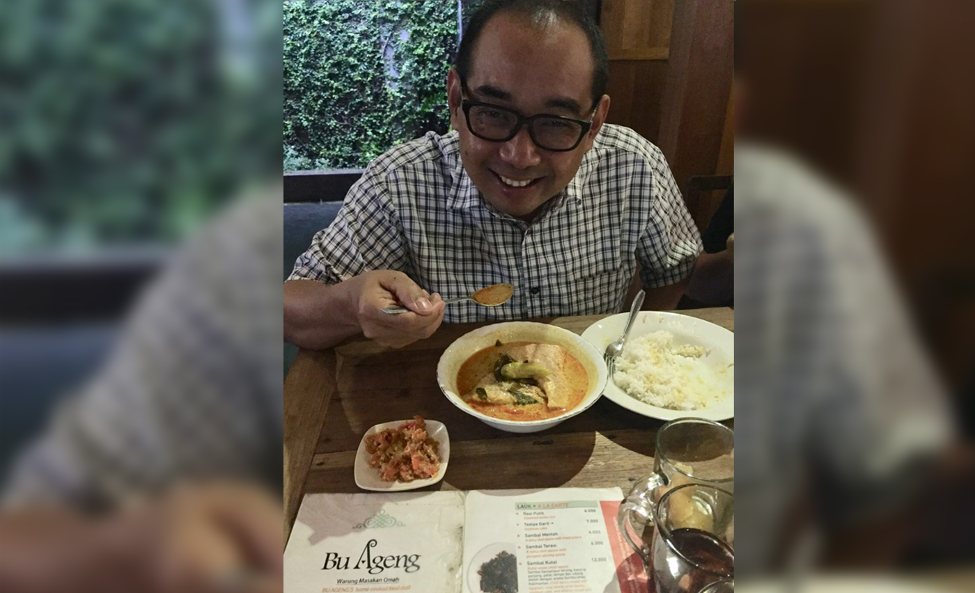 UENAK: Menjajal menu baru di Warung Bu Ageng milik Butet Kertarejasa di Tirtodipuran Yogyakarta: Gulai Kepala Ikan. (foto ngopibareng)