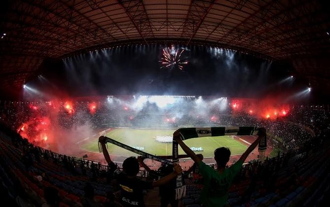 Gegap gempita bonek saat mendukung Persebaya di Stadion Gelora Bung Tomo. foto:jawapos