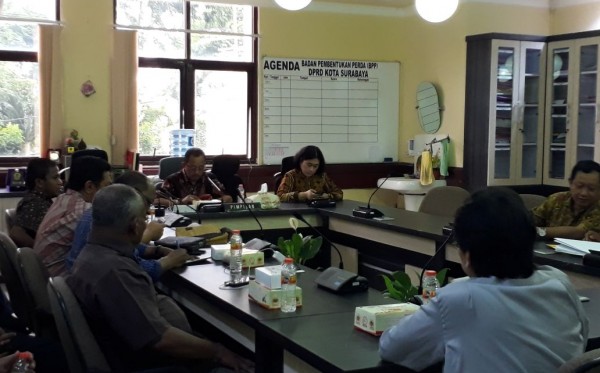 Suasana rapat koordinasi terkait Wisma Karanggayam di ruang rapat pimpinan DPRD Kota Surabaya, Jumat 29 Desember 2017. (foto: hrs/ngopibareng)