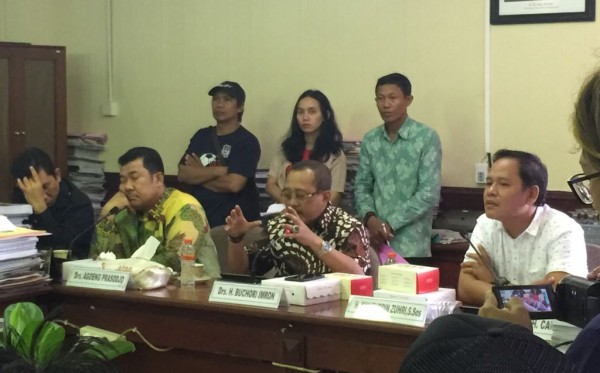 Ketua DPRD Surabaya, Armuji (tengah) saat memimpin rapat kordinasi dengan Dispora Surabaya. foto; ngopibareng.id/hrs