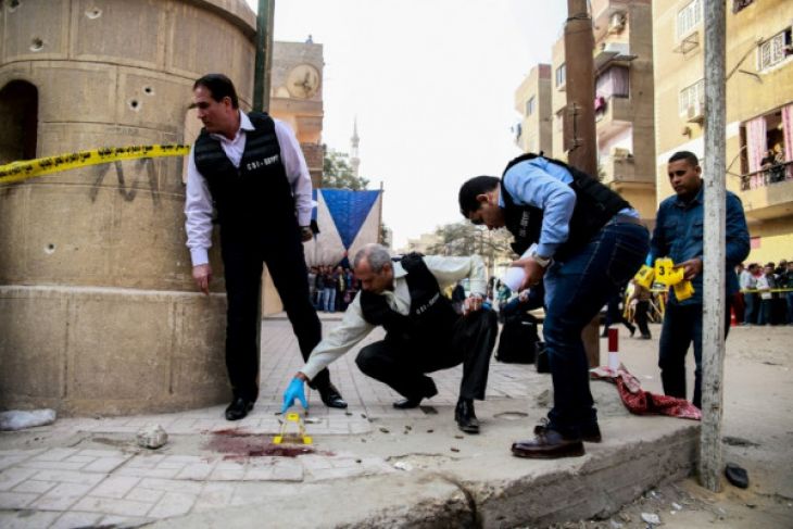 Penembakan di Gereja Mar Mina, Kairo, Mesir Polisi memeriksa dan mengamankan tempat kejadian perkara (TKP) penembakan di Gereja Mar Mina, Kairo, Mesir, Jumat (29/12/2017), yang menewaskan sedikit-dikitnya 10 orang tewas dan beberapa orang lainnya terluka. (AFP/Samer ABDALLAH)