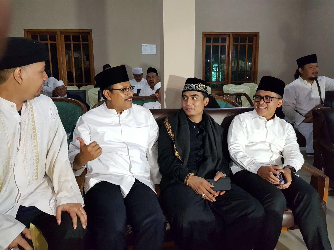 (Dua kiri) Wagub Jatim Saifullah Yusuf bersama Bupati Banyuwangi Abdullah Azwar Anas (kanan) saat berada di Blitar, Jumat (29/12). (Foto : ngopibareng.id)