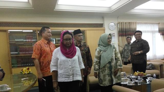 PENJELASAN: Menlu Retno Marsudi bertemu dengan Ketua Umum PP Muhammadiyah Haedar Nashir. (foto:ngopibareng.id)