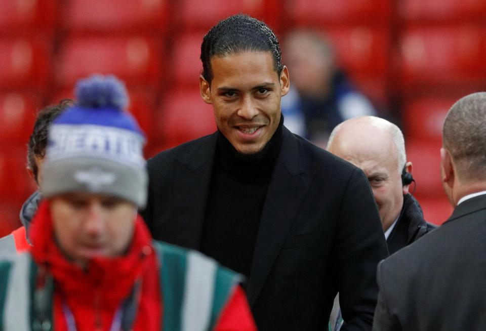 Senyum Virgil van Dijk di Stadion Anfield sebelum menyaksikan laga Liverpool vs Leicester City. foto:reuters