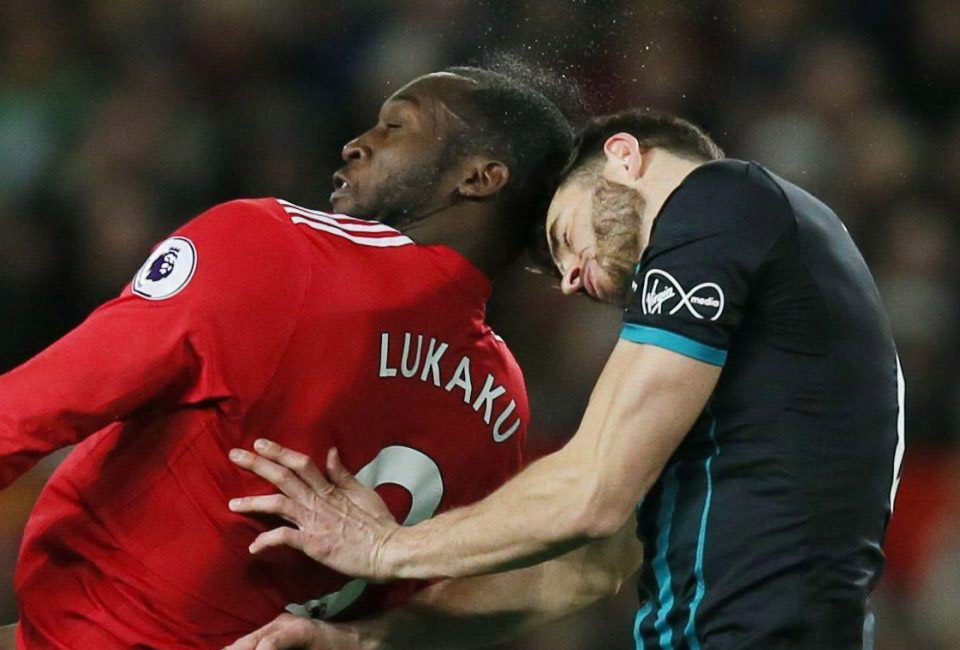 Penyerang Man United beradu kepala dengan pemain Southampton yang berakibat cedera. foto;reuters