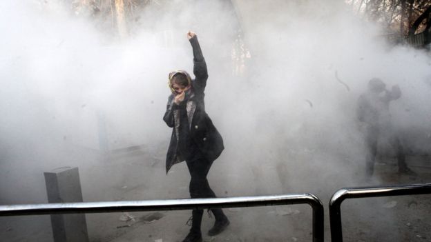 Seorang demonstran di dekat Univesity Tehran. Sejak Jumat 29 Desember lalu, Iran diguncang aksi besar-besaran. (Foto: Google)