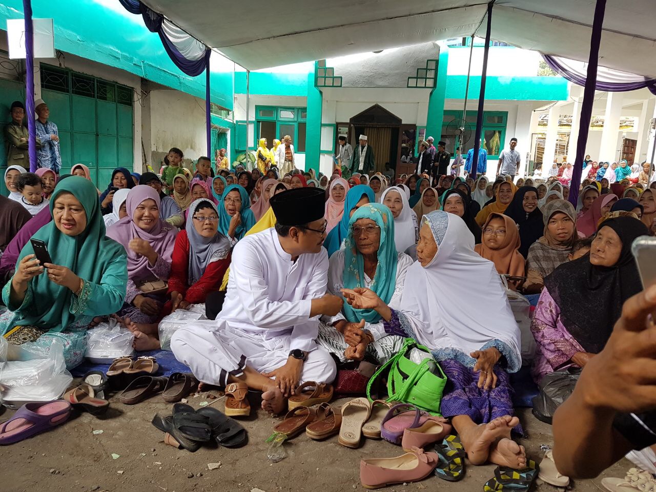 Wagub Jatim Saifullah Yusuf menyala ibu-ibu saat pengajian di pesantren Al Mubarokah Sidoarjo. (Foto : ngopibareng.id)