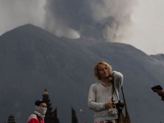 Wisatawan mancanegara dengan latarbelakang Gunung Agung. (Foto: Antara)