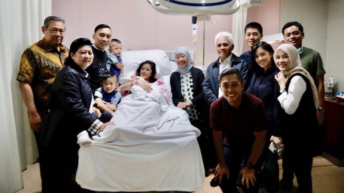 Foto bersama keluarga mantan Presiden SBY dan Hatta Rajasa. (Foto: Instagram @aniyudhoyono)