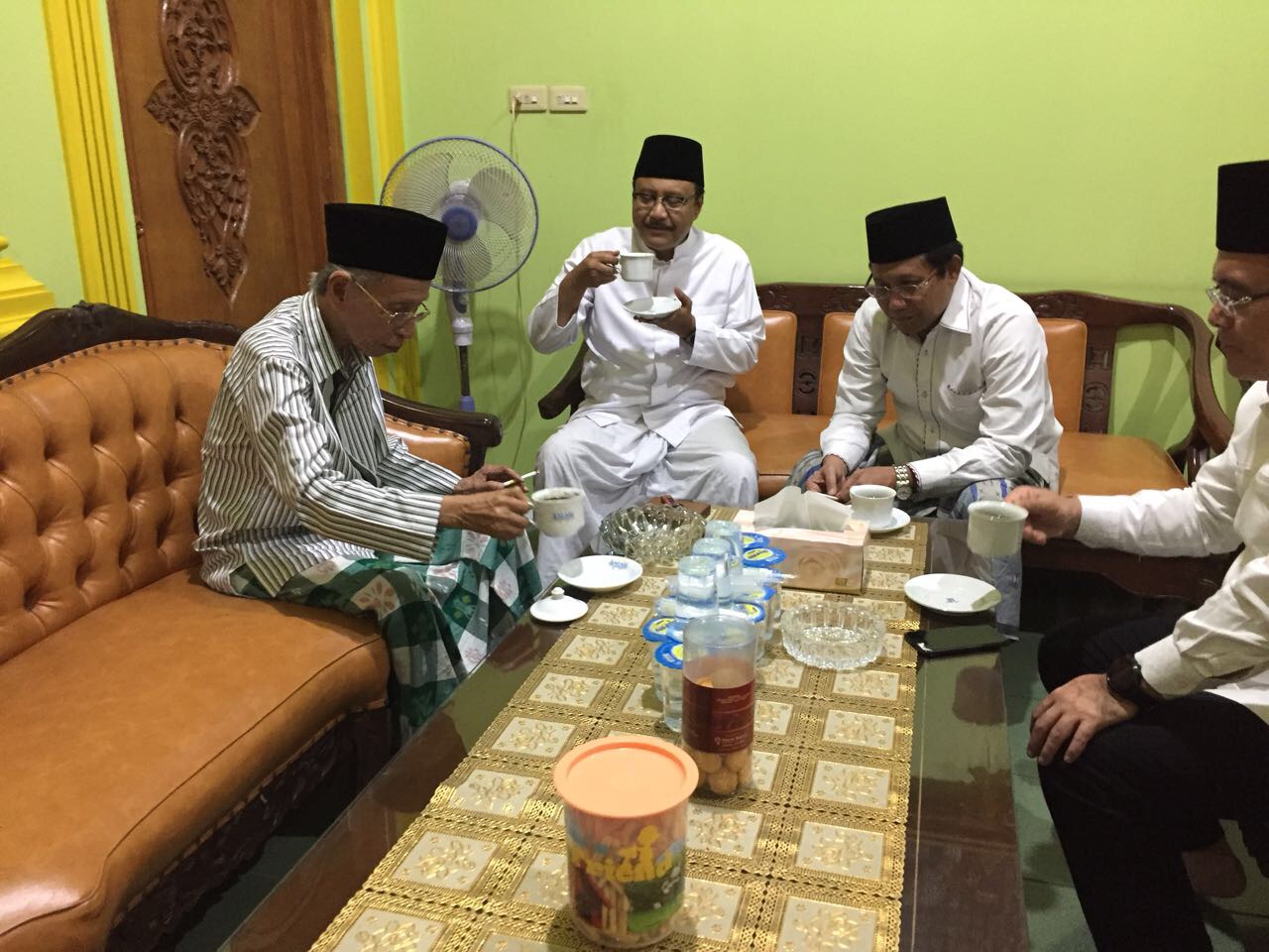 Pimpinan Tarekat Syodiqiyah ketika menerima Gus Ipul, Abd Halim iskandar dan Mas Anas. (Foto : ngopibareng.id)
