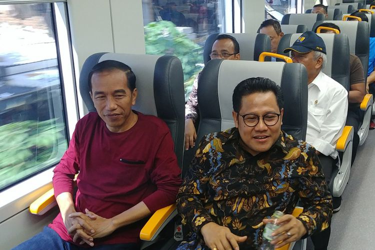 Presiden Joko Widodo duduk bersebelahan dengan Ketua Umum PKB, Muhaimin Iskandar, saat peresmian dan mencoba Kereta Bandara Soekarno-Hatta menuju Stasiun Sudirman Baru Jakarta Pusat, Selasa. 2 Januari 2018 