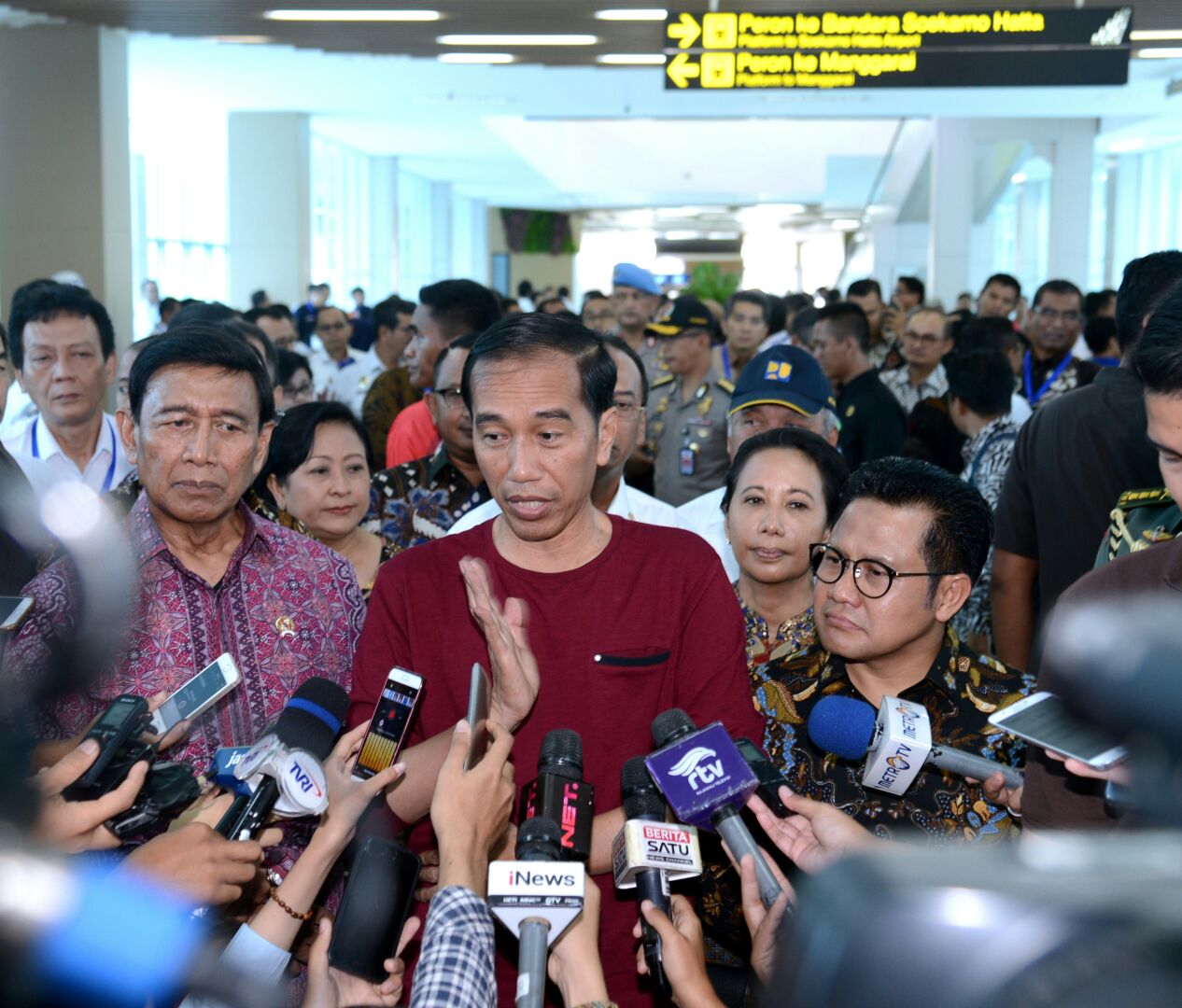 Joko Widodo, Presiden, begitu memesona semua mata ketika peresmian KA Bandara berlangsung. Foto:Istimewa 