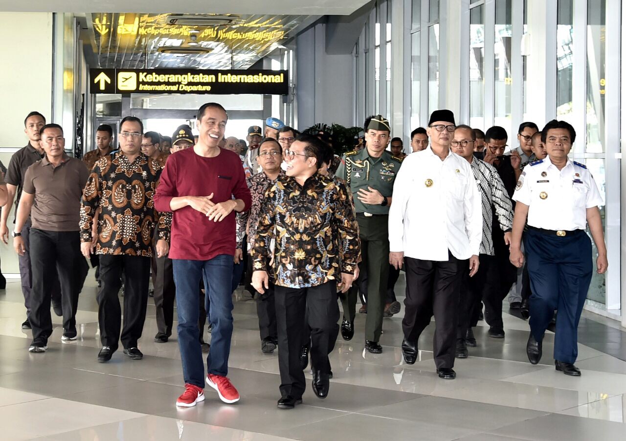 Cak Imin yang mengenakan kemeja batik selalu berada di samping Presiden Jokowi yang mamakai kaus berwarna maroon, saat peresmian Stasiun Bandara Soekarno-Hatta, Selasa, 2 Desember 2017. (Foto: Istimewa)