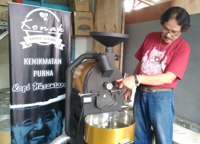 Budiono, seorang Roaster gaek Rumah Sangrai Kopi Enak (RS Konak) mengulik mesin roasting kopi andalannya di Wisma Tropodo, Sidoarjo, Jawa Timur. foto:widikamidi