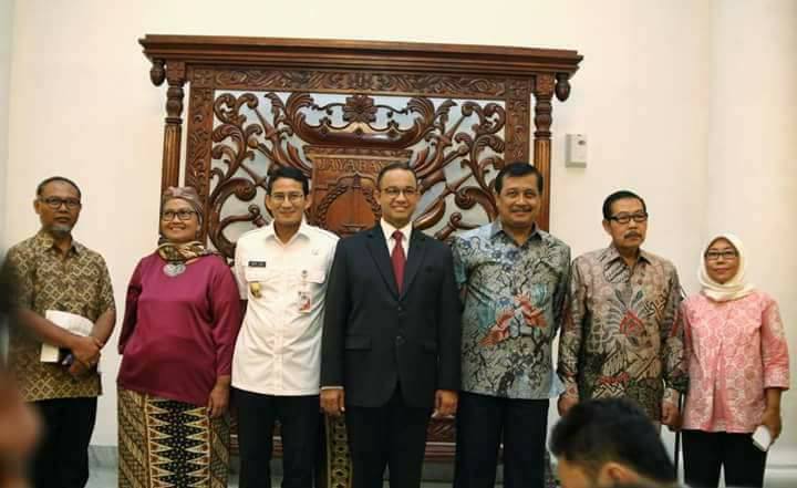 Gubernur DKI  Anies Baswedan dan wakilnya Sandiaga Uno foto bersama anggota KPK DKI Jakarta yang diketuai Bambang Widjojanto (paling kiri), usai pelantikan hari Rabu 3 Januari 2018 di Balai Kota Jakarta. (foto: istimewa) 