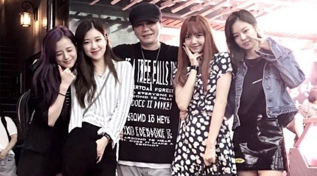 Para personill Black Pink bersama produsernya Teddy. (foto : instagram)