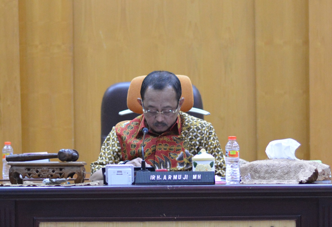 Ketua DPRD Surabaya, Armudji saat memimpin rapat koordinasi atas penggunaan Wisma Persebaya dan Lapangan 10 November. (foto: hrs/ngopibareng)