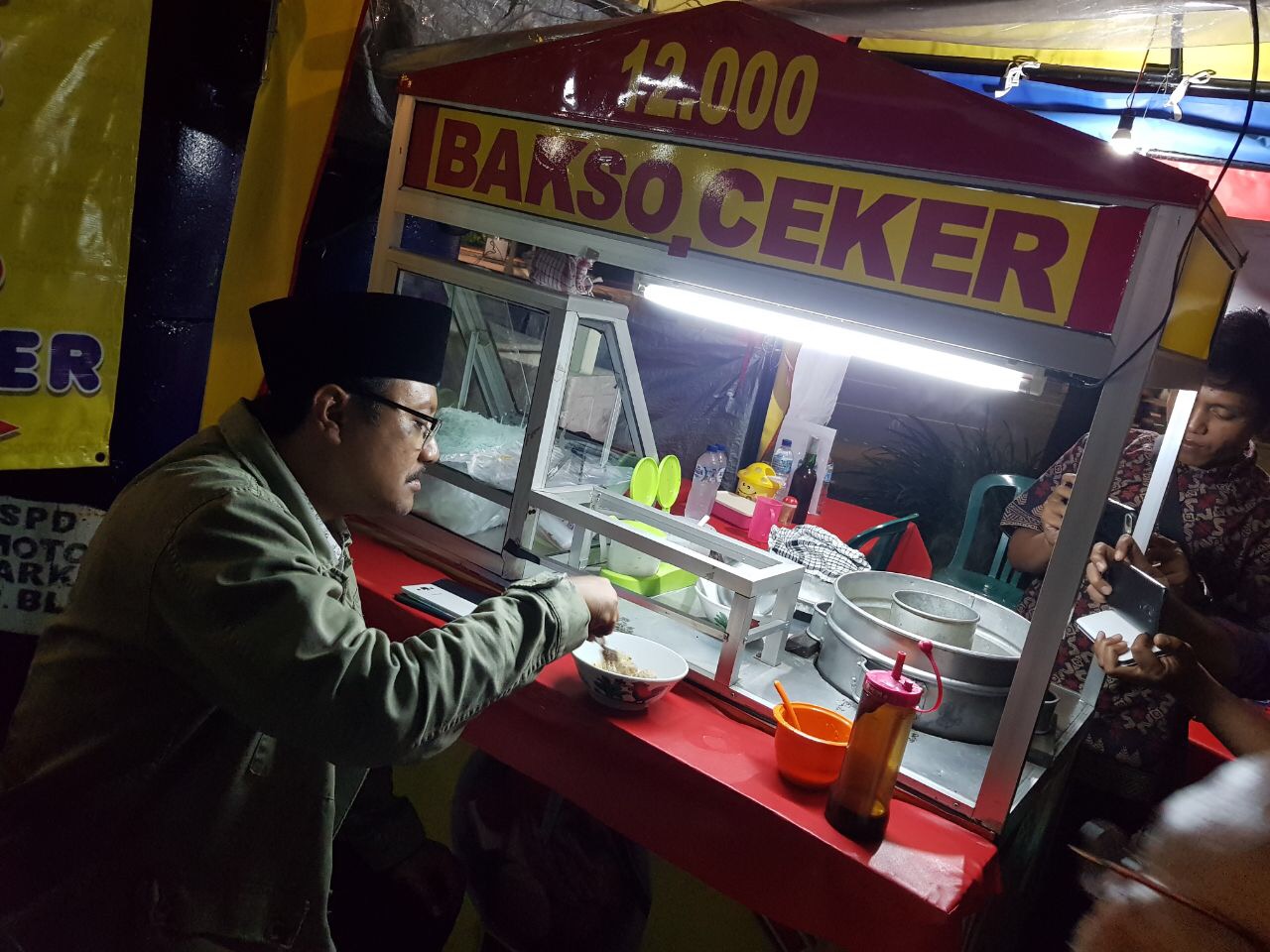 Calon Gubernur Saifullah Yusuf makan bakso di emper depan Grahadi. (Foto : ngopibareng.id)