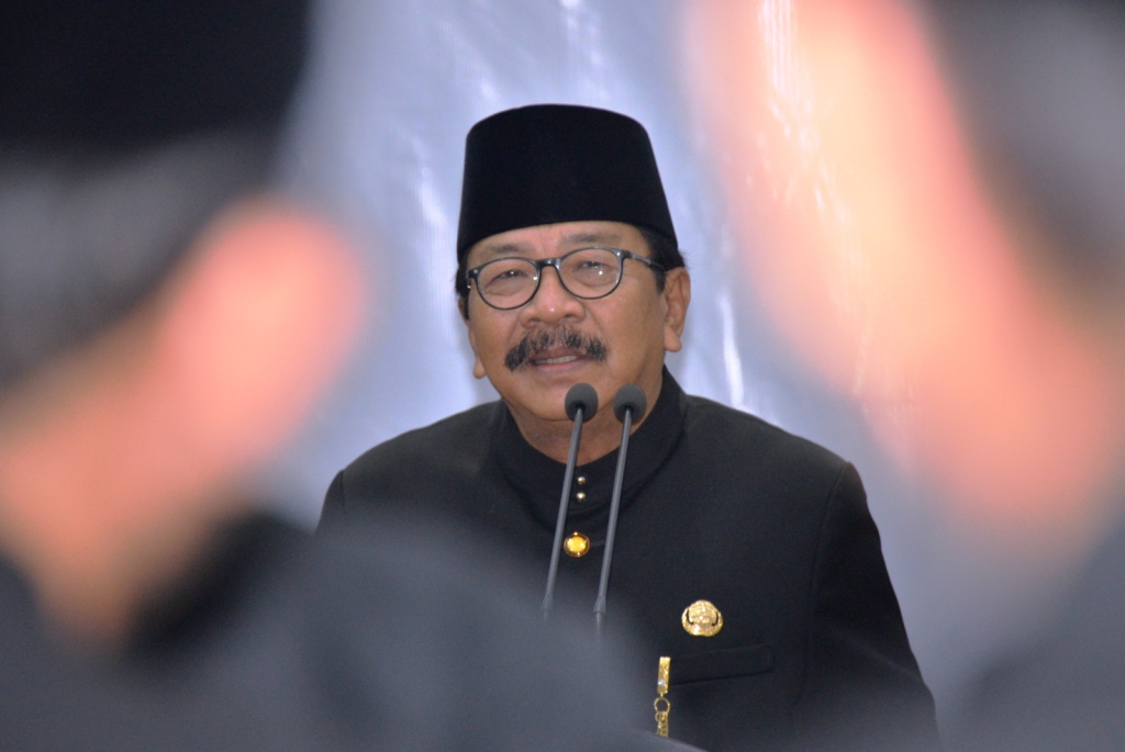 Pakde Karwo saat memrikan sambutan di acara pengukuhan ka UPT SMAN SMKN SLBN Prov.Jatim di Gedung Negara Grahadi, Surabaya, Jumat, 5 Januari 2018. (Foto: Humas Pemprov)