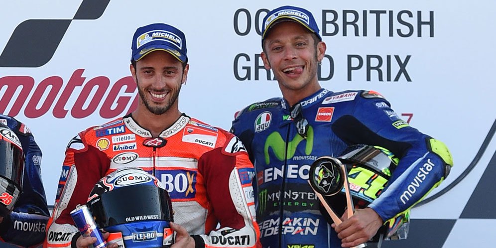 Pebalab Ducati (kiri) saat naik podium bersama Valentino Rossi.