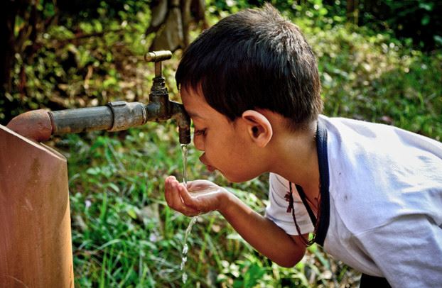 Foto ilustrasi seorang anak sedang minum air. (Foto: Thinkstock)