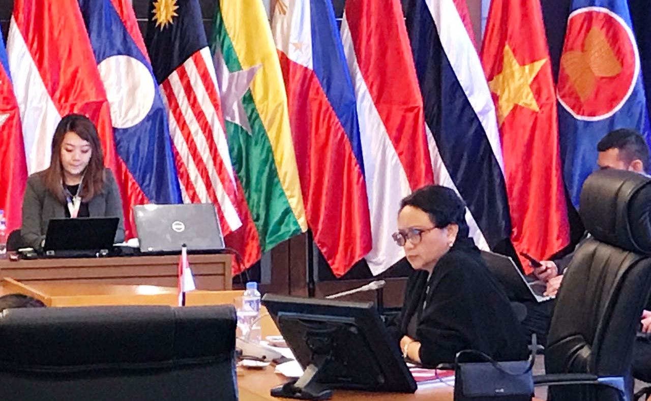 Menlu Retno dalam pertemuan ASEAN.
