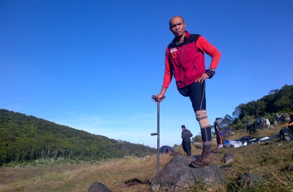 Sabar Gorky saat melakukan pendakian gunung dengan satu kaki. foto:ist