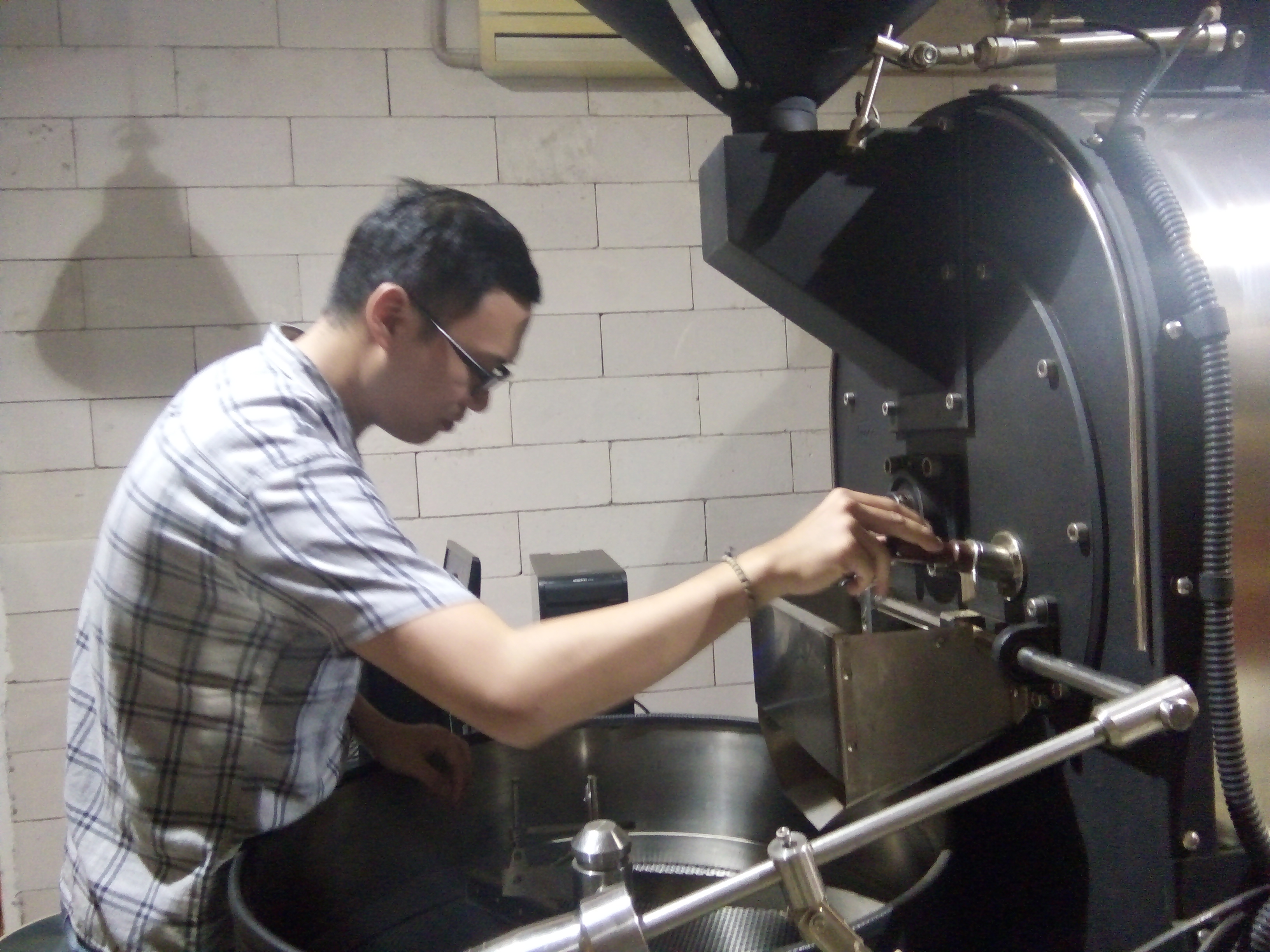 Hannyjul berhadapan dengan Froco dan sedang proses menyangrai biji kopi Gayo. foto:widikamidi