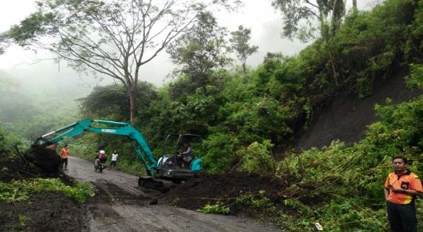 Alat beras saat membersihkan material longsor yang menutup akses jalan ke wisata Kawah Ijen Bondowoso. Kamis 6 Januari 2018 lalu. (Foto: Antara)