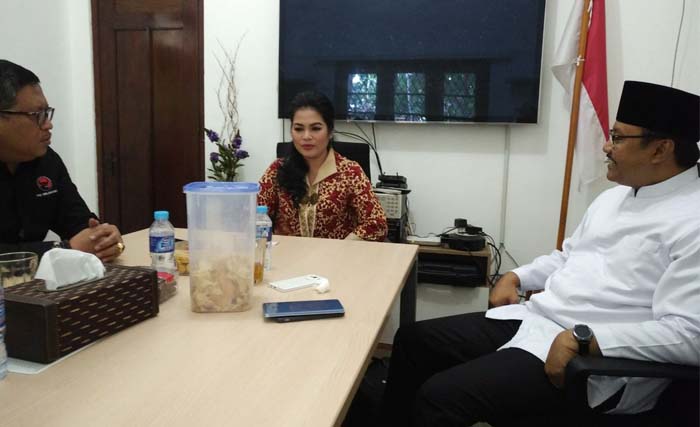 Sekjen DPP PDI-P Hasto Kristiyanto (kiri) bersama Puti Gunntur Soekarno dan Saifullah Yusuf di kantor DPP PDI-P, Rabu 10 Januari 2018 pagi. (foto: ngopihar)