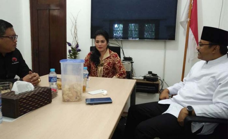 Sekjen DPP PDI-P Hasto Kristiyanto (kiri) bersama Puti Guntur Soekarno dan Saifullah Yusuf di kantor DPP PDI-P, Rabu 10 Januari 2018 pagi. (foto: ngopibareng.id)