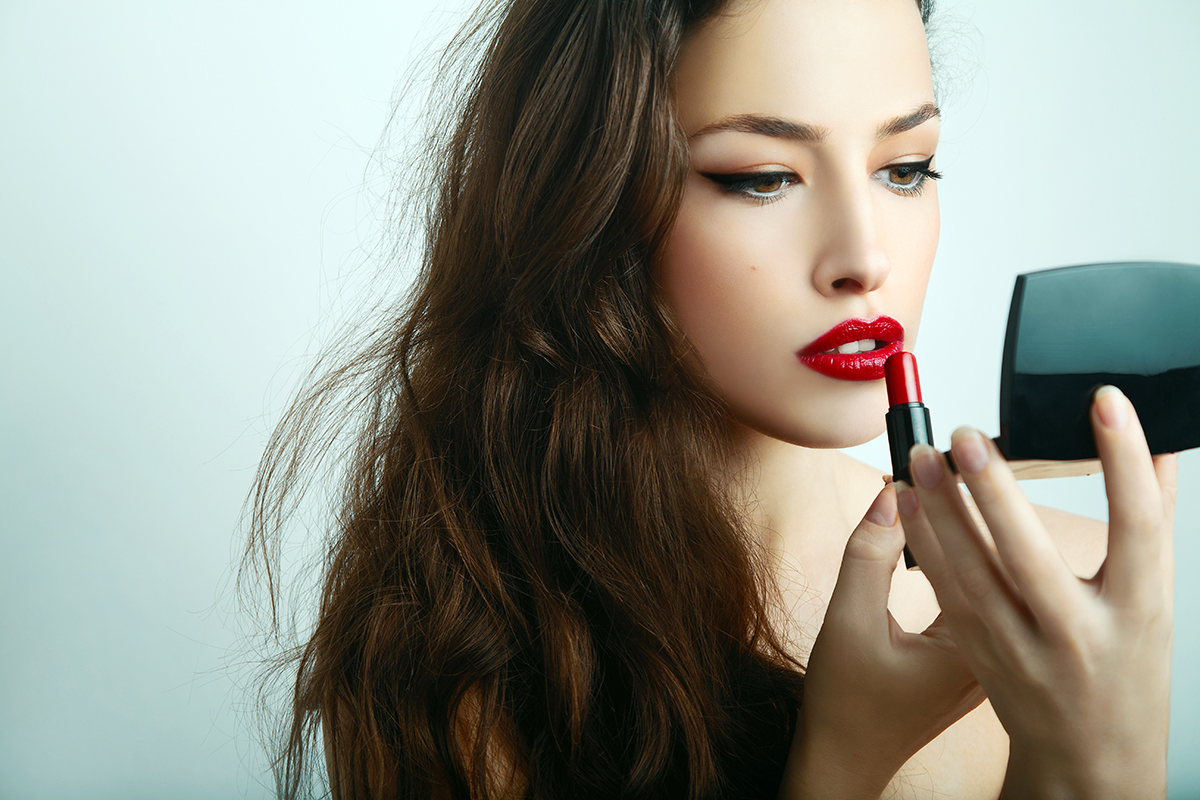 wanita dengan lipstik merahnya. (pinterst.com)