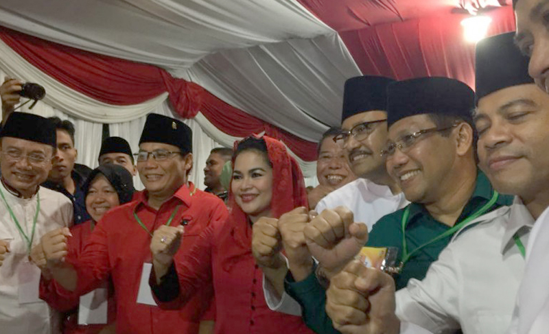 Gus Ipul dan Puti Guntur Soekarno Putri berfoto saat memasuki Komisi Pemilihan Umum Jawa Timur. (Foto; Ngopibareng.id)