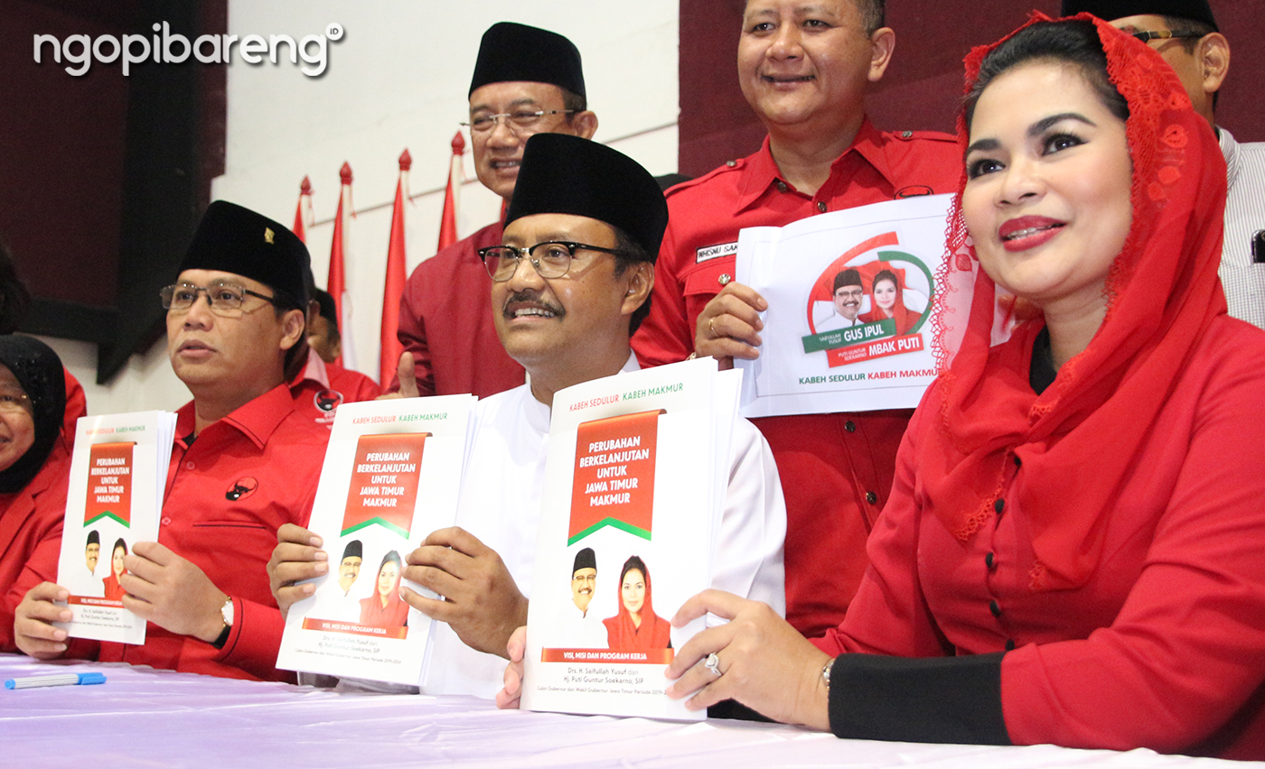 Gus Ipul dan Puti Guntur Soekarno foto bersama sesaat sebelum mendaftar di Komisi Pemilihan Umum Jawa Timur. (Foto: Ngopibareng.id)