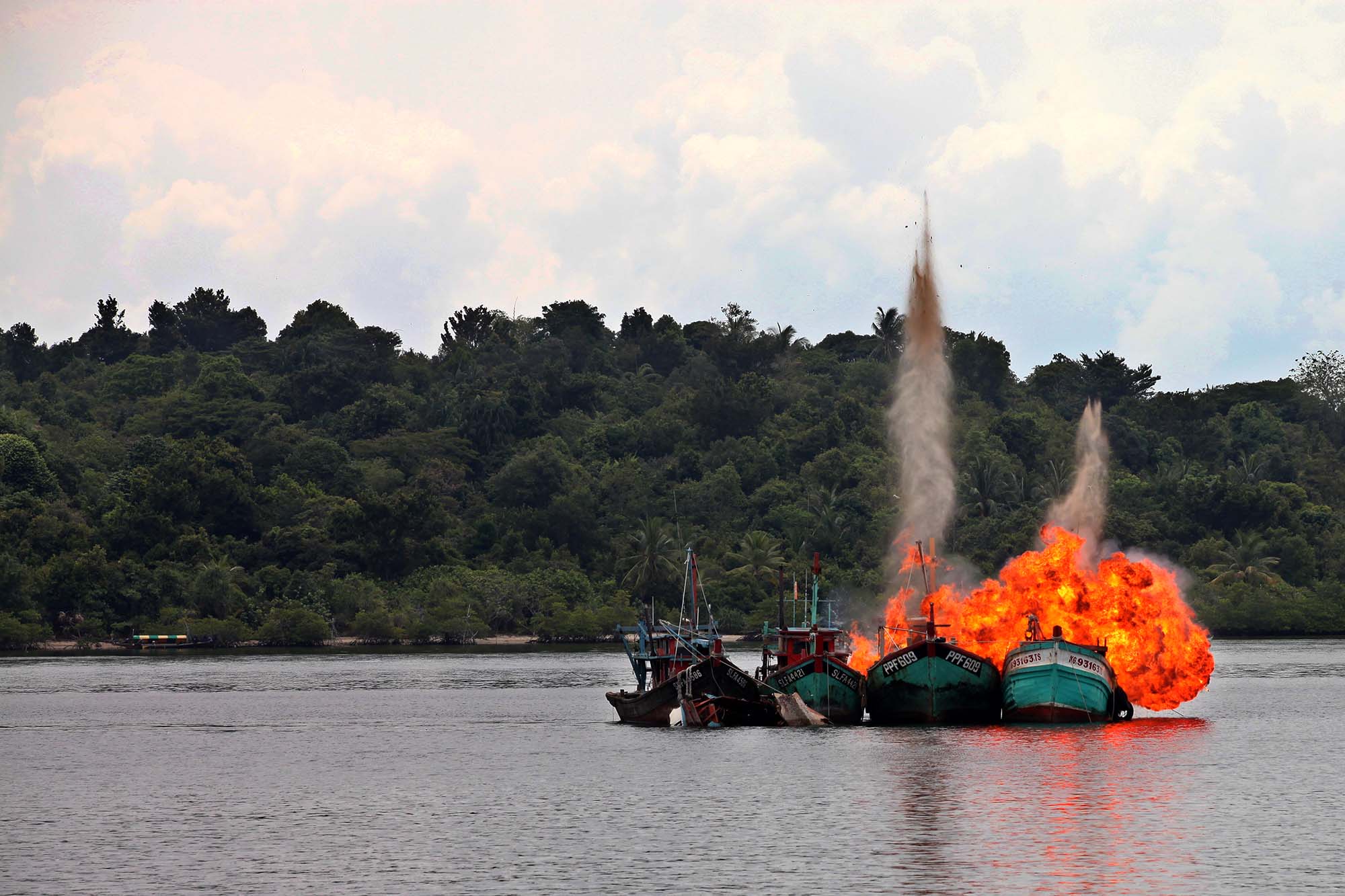 Penenggelaman kapal asing pencuri ikan di perairan Indonesia. (Foto: KKP)