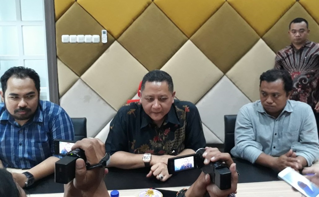 Wakil Wali Kota Surabaya, Wisnu Sakti Buana (tengah) mengaku Surabaya sudah siap gelar Piala Presiden 2018. (foto: hrs/ngopibareng)