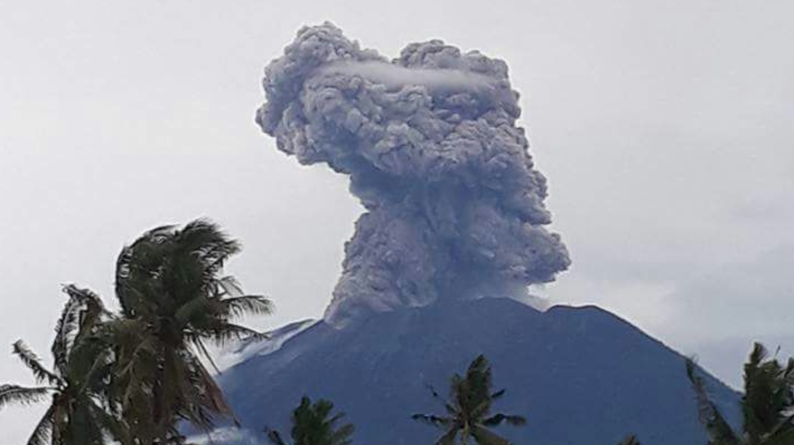 Gunung Agung di Kabupaten Karangasem, Bali, kembali erupsi menyemburkan abu dengan ketinggian kolom mencapai 2,5 kilometer, Kamis, 11 Januari 2018. (Foto:  BNPB)