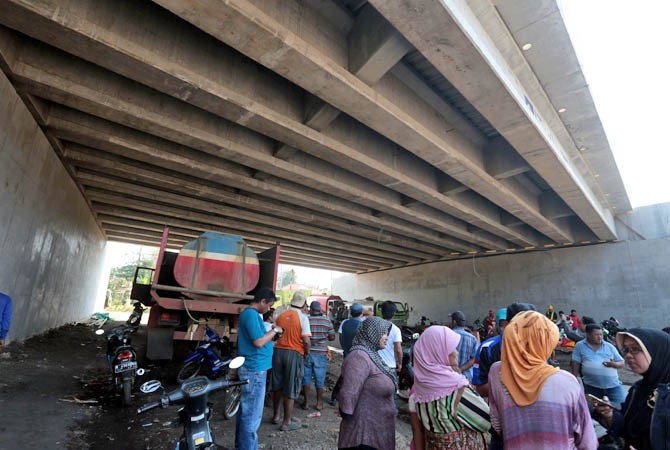 Foto ilustrasi saat warga Wonomerto yang memprotes pembangunan jalan tol di Probolinggo karena dianggap merusak bangunan rumah dan lingkungan mereka. (Foto: Dokumentasi)