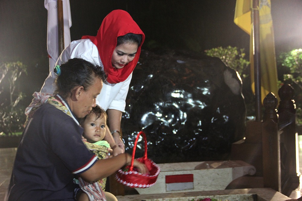 Puti Guntur Soekarno bersama seorang Ibu dan anaknya berziarah ke Makam Bung Karno. (Foto : ngopibareng.id)