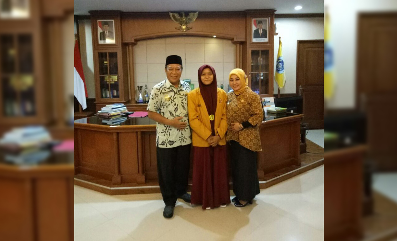 KADER: Lilis Badriyah, kader Muhammadiyah dari Lamongan, bersama Bupati setempat Fadeli dan Wabup Kartika Hidayati. (foto: ist)from Lamongan and Poso pada 11-12 Januari 2018 di Jakarta.