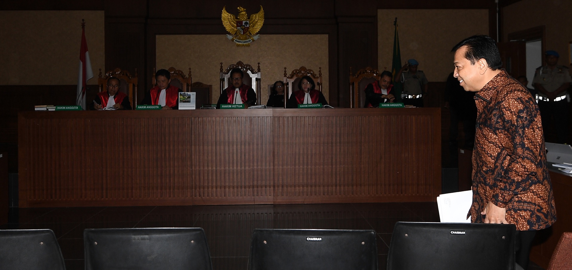 Terdakwa kasus korupsi KTP Elektronik Setya Novanto (kanan) bersiap untuk menjalani sidang lanjutan di Pengadilan Tipikor, Jakarta Pusat, Kamis (11/1). Sidang mantan ketua DPR itu beragendakan pemeriksaan saksi yang dihadirkan oleh Jaksa Penuntut Umum KPK. (Foto: ANTARA FOTO/Sigid Kurniawan)