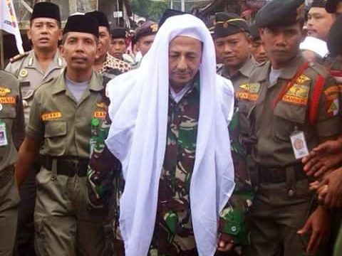 AMAN: Habib Luthfi bin Yahya bersama Banser di Pekalongan. (foto: ist)