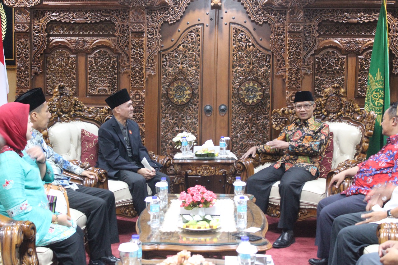 TERBUKA: Haedar Nashir, Ketua Umum PP Muhammadiyah, ketika menerima Ketua KIP Tulus Subarjono. (foto: ist) 