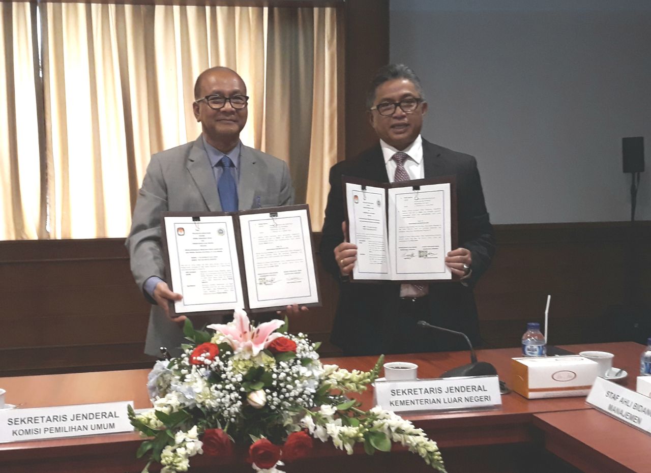 Sekretaris Jenderal Kementerian Luar Negeri, Duta Besar Mayerfas dan Sekretaris Jenderal KPU Arif Rahman Hakim. (Foto: Istimewa)